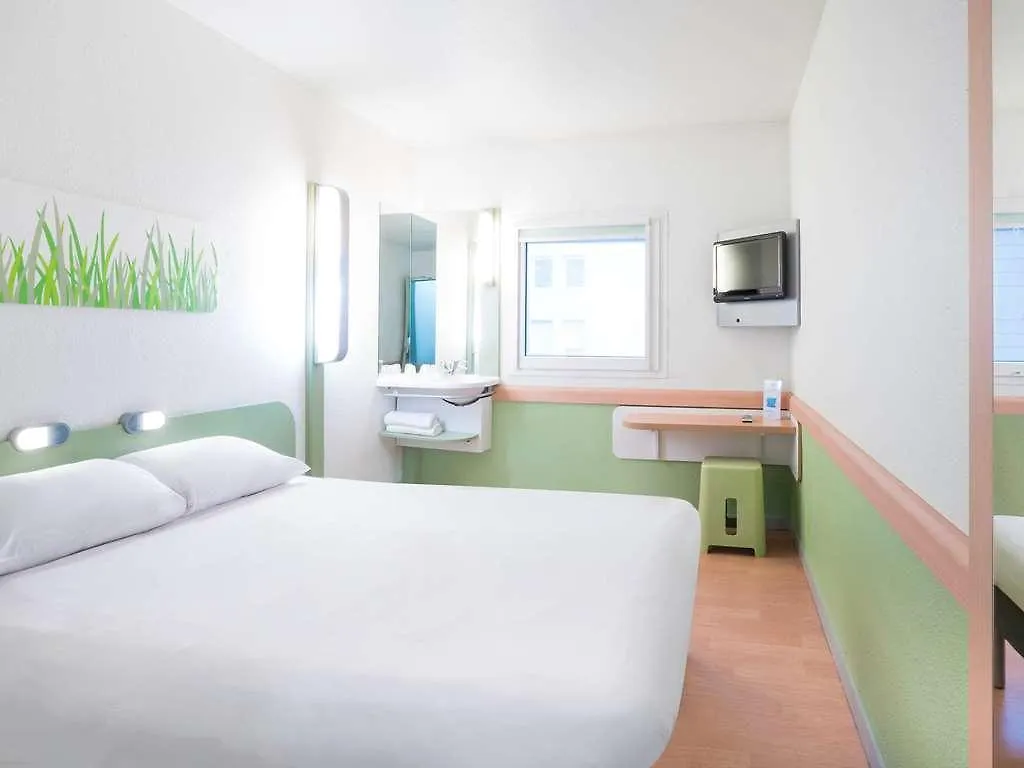 Hotel Ibis Budget Paris Porte De Montmartre 2*