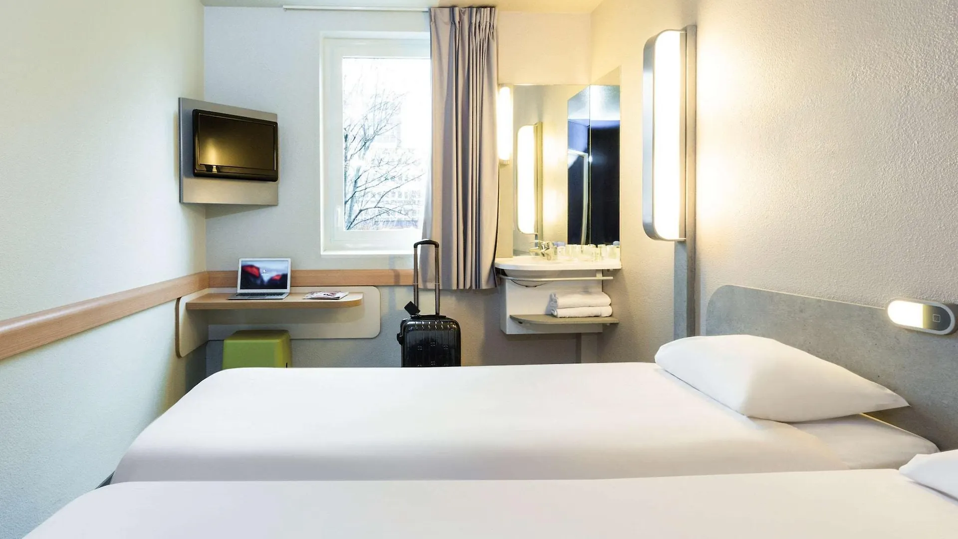 Ibis Budget Paris Porte De Montmartre מלון